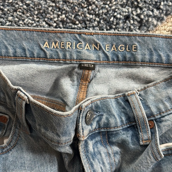Women’s gently worn American Eagle stretch, distressed jeans - Picture 3 of 5